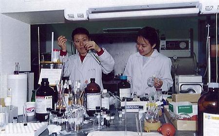 2001년 대학원 고체물리 실험실 (김성진 교수)