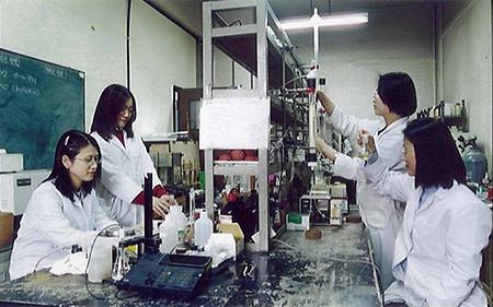 2001년 대학원 물리화학 시험실 (박준우 교수)