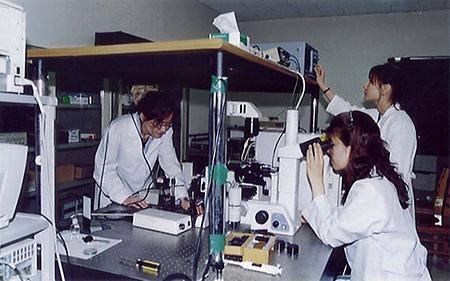 2001년 대학원 생물리 실험실 (이민영 교수)
