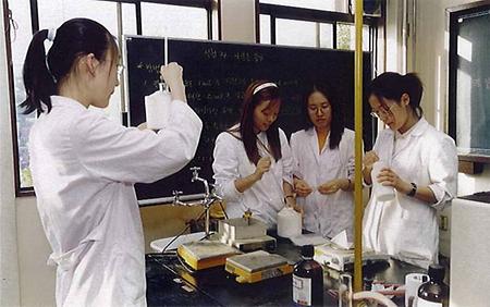 2001년 학부 일반화학 실험실